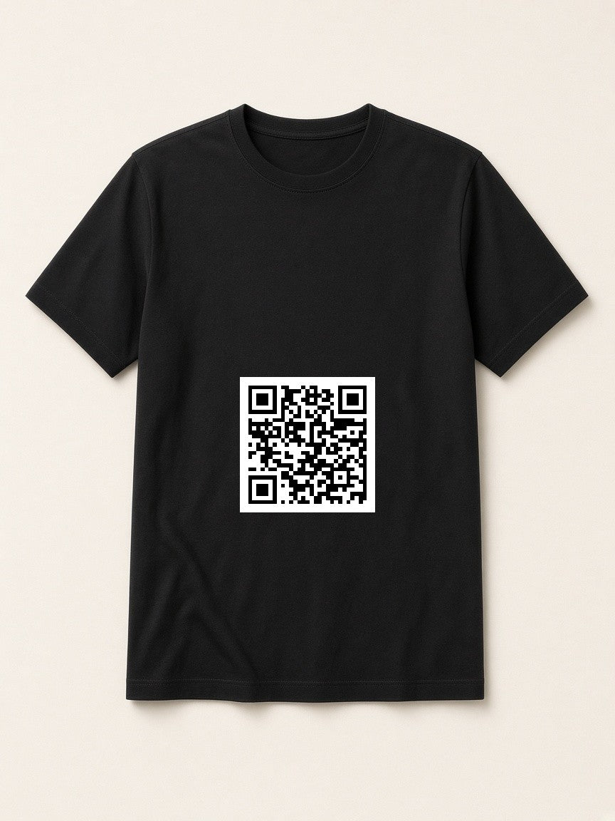 Siyah QR tişört, kod göğüste