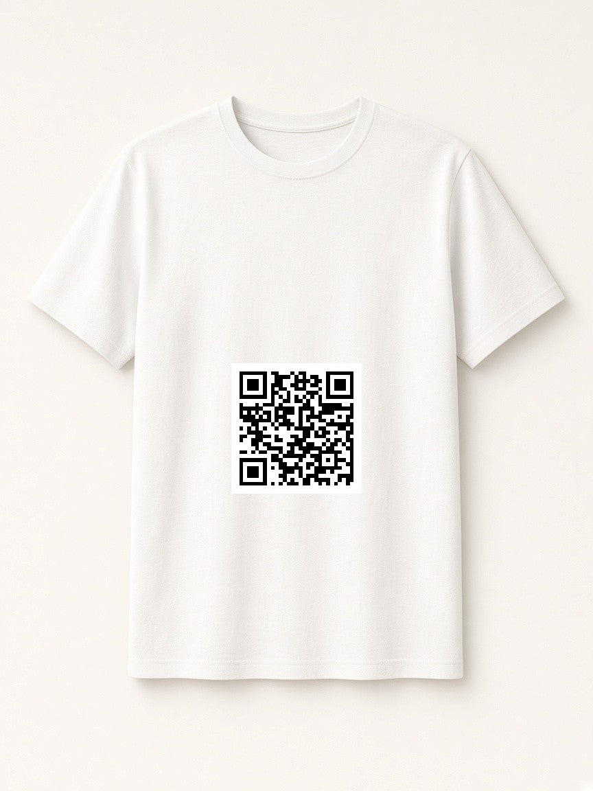 Beyaz QR tişört, kod göğüste